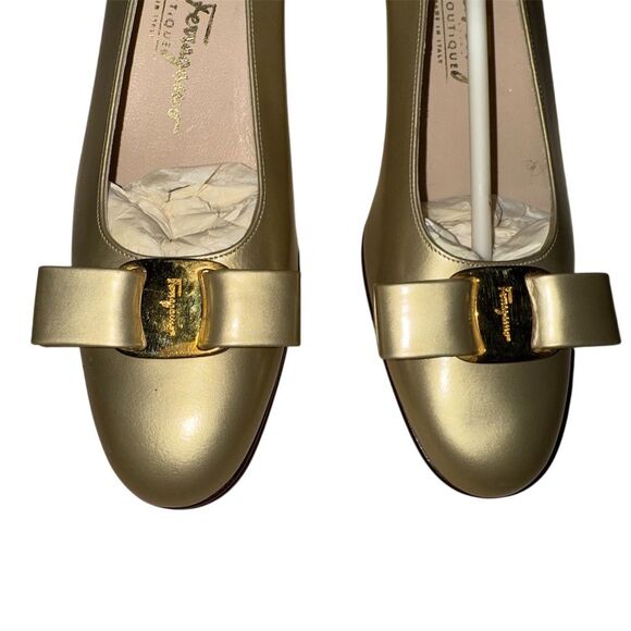 Vintage Salvatore Ferragamo Gold‎ Leather sz 8 Narrow Vara Bow Kitten Heel Pumps - Picture 3 of 8
